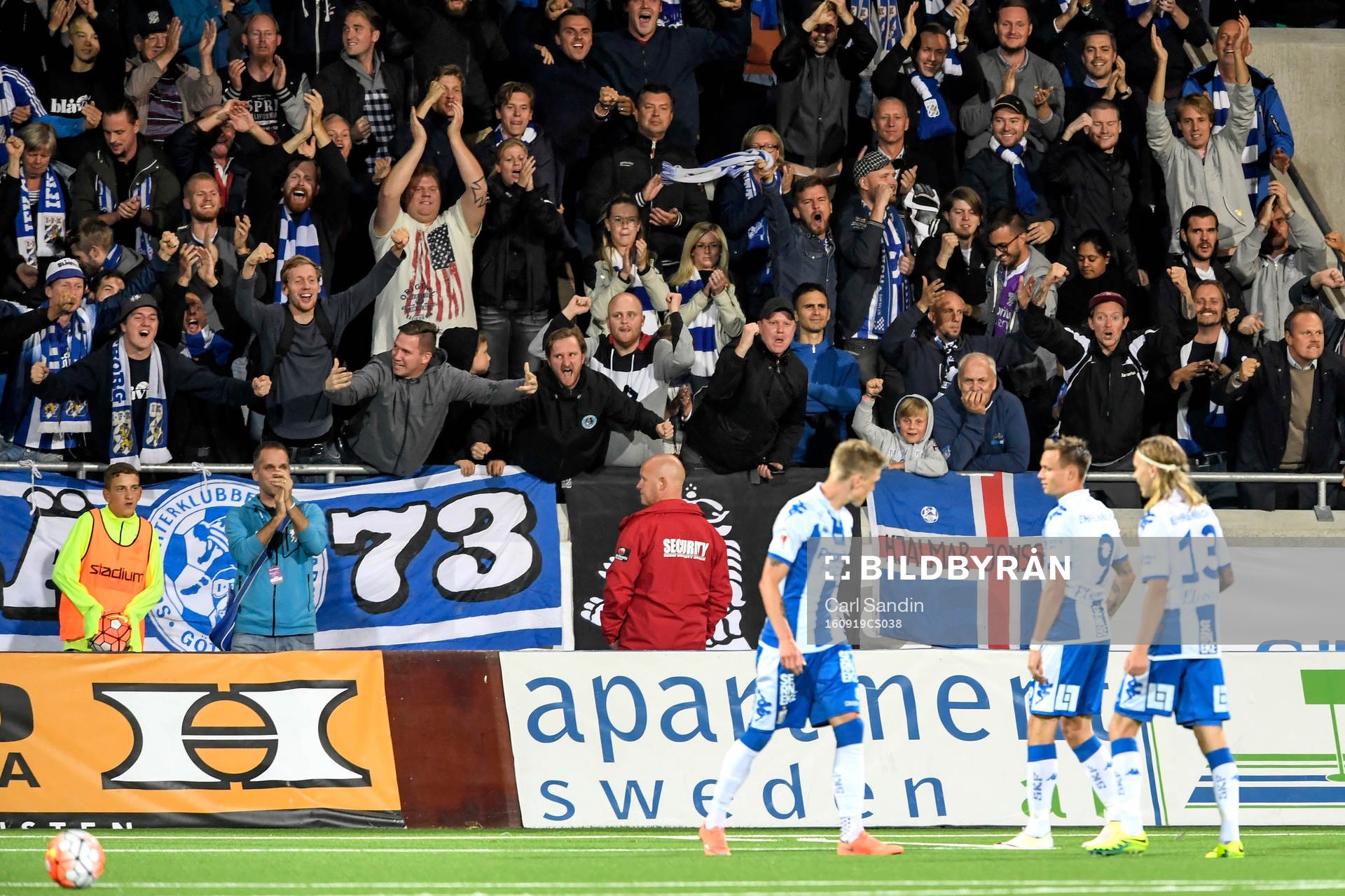 IFK Göteborgs supportrarna jublar bakom IFK Göteborgs