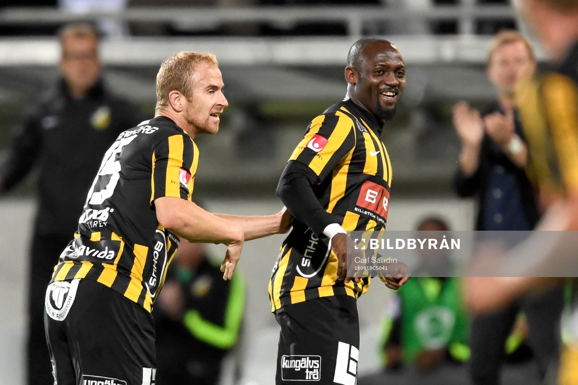 Häckens Sebastian Heaver och John Owoeri jublar efter 1-2 av Owoeri under fotbollsmatchen i Allsvenskan mellan Häcken och IFK Göteborg den 19 september 2016 i Göteborg.