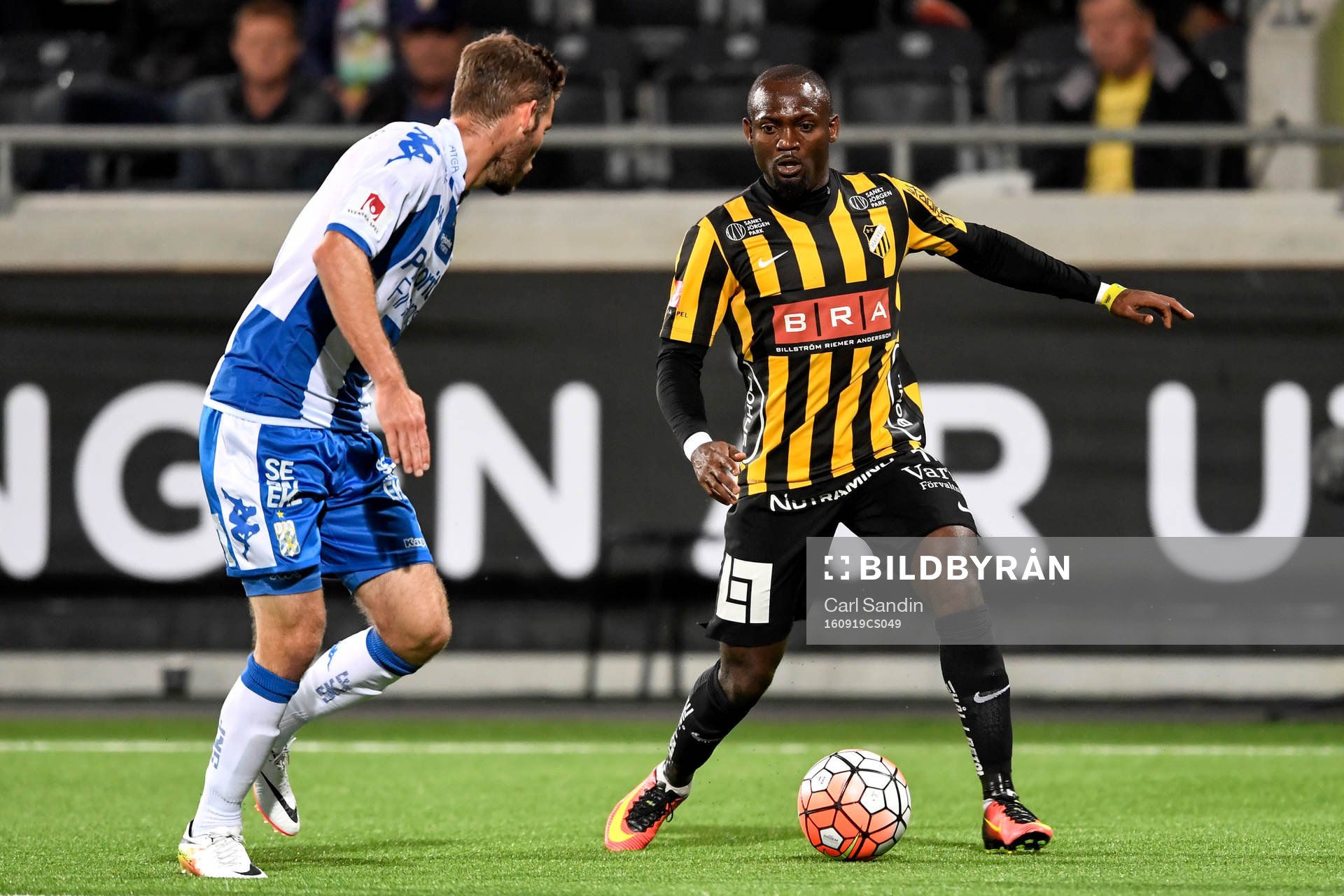 IFK Göteborgs Emil Salomonsson och Häckens John Owoeri