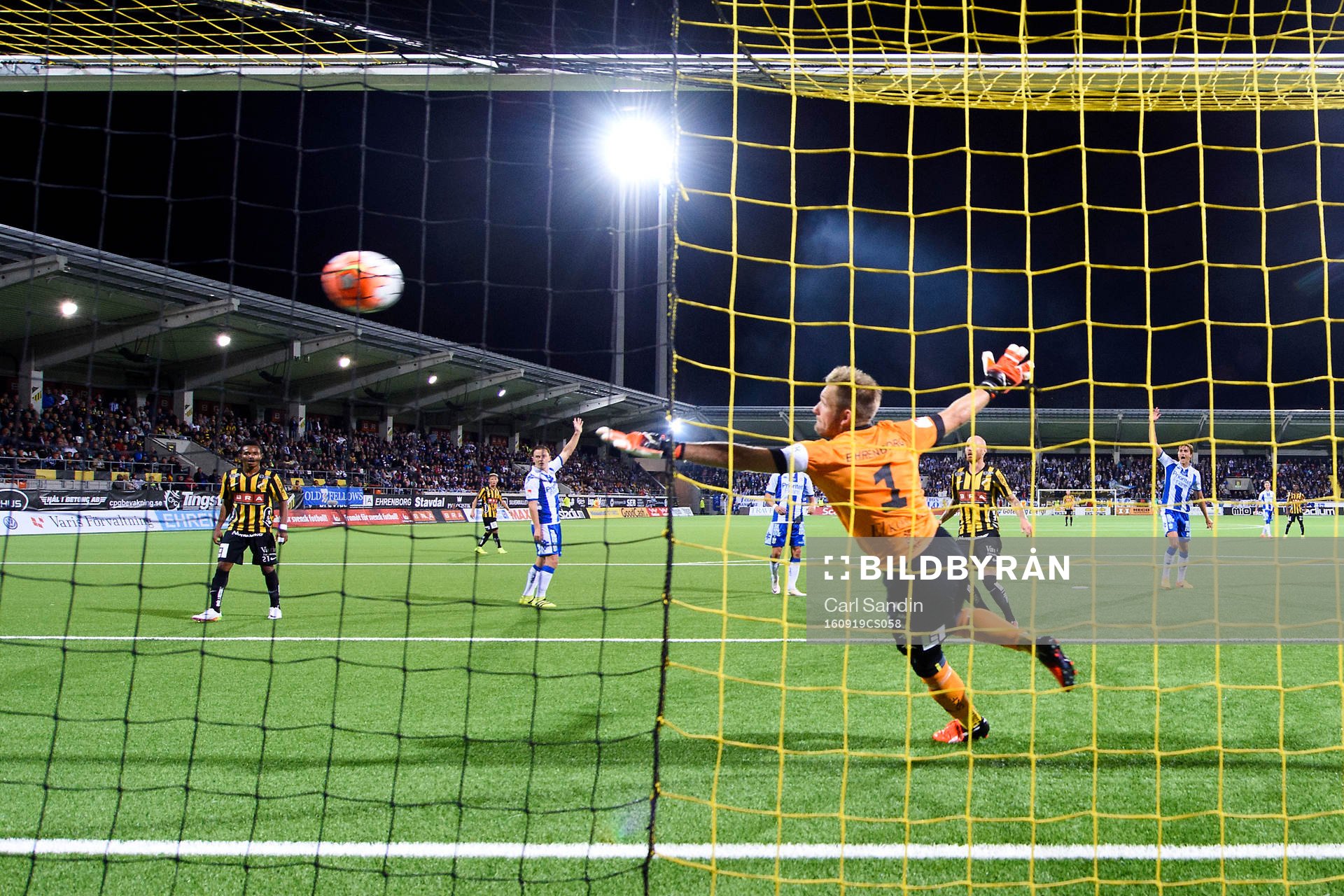 Häckens John Owoeri (ej i bild) gör 2-1 bakom IFK