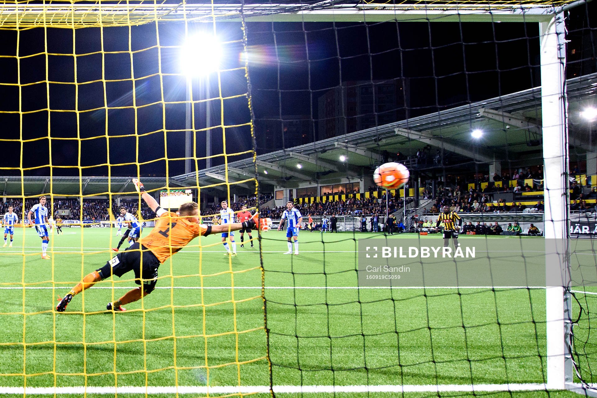 Häckens Alhassan Kamara (ej i bild) gör 2-2 bakom IFK