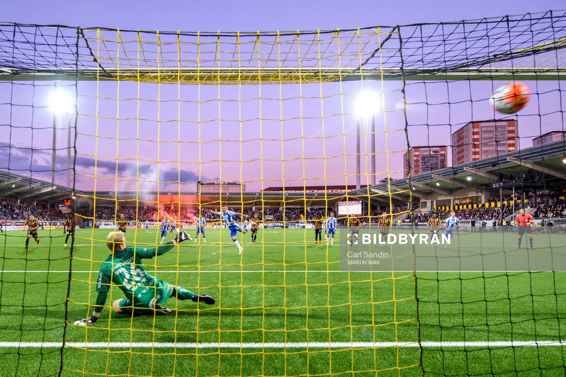 IFK Göteborgs Emil Salomonsson gör 0-1 på straff bakom Häckens målvakt Peter Abrahamsson under fotbollsmatchen i Allsvenskan mellan Häcken och IFK Göteborg den 19 september 2016 i Göteborg.