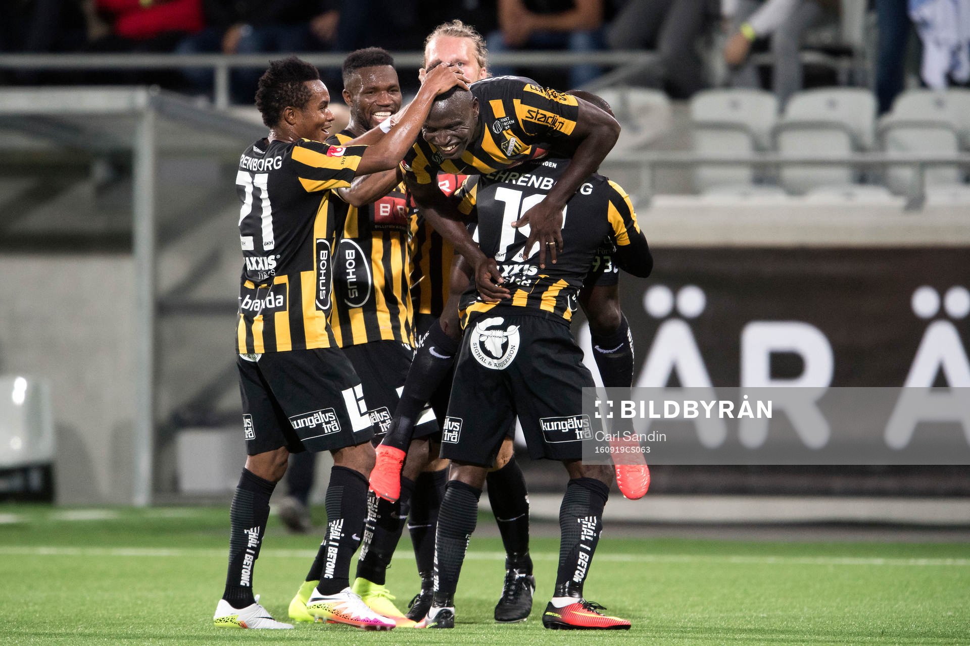 Häcken jublar efter att Alhassan Kamara gjort 2-2 under fotbollsmatchen i Allsvenskan mellan Häcken och IFK Göteborg den 19 september 2016 i Göteborg.