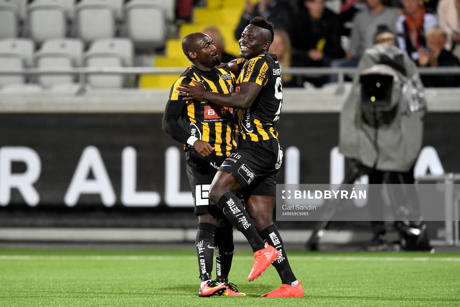 Häckens John Owoeri jublar med Häckens Alhassan Kamara efter 2-2 av Kamara under fotbollsmatchen i Allsvenskan mellan Häcken och IFK Göteborg den 19 september 2016 i Göteborg.
