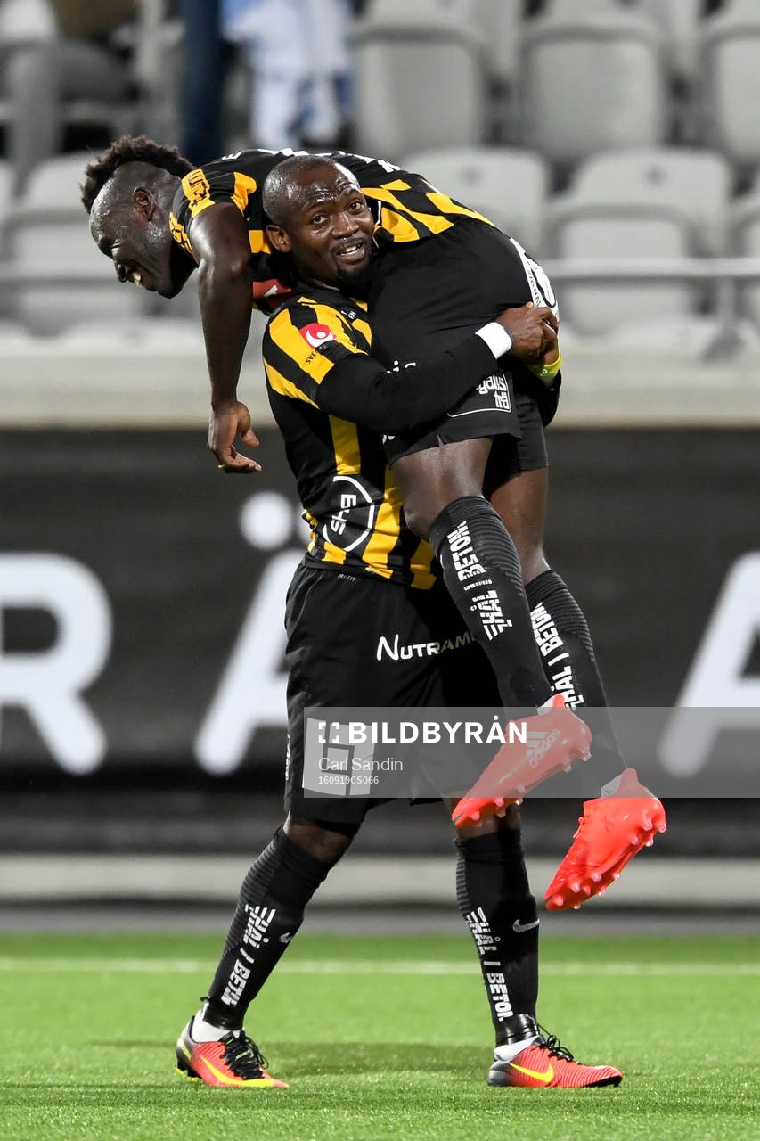 Häckens John Owoeri jublar med Häckens Alhassan Kamara