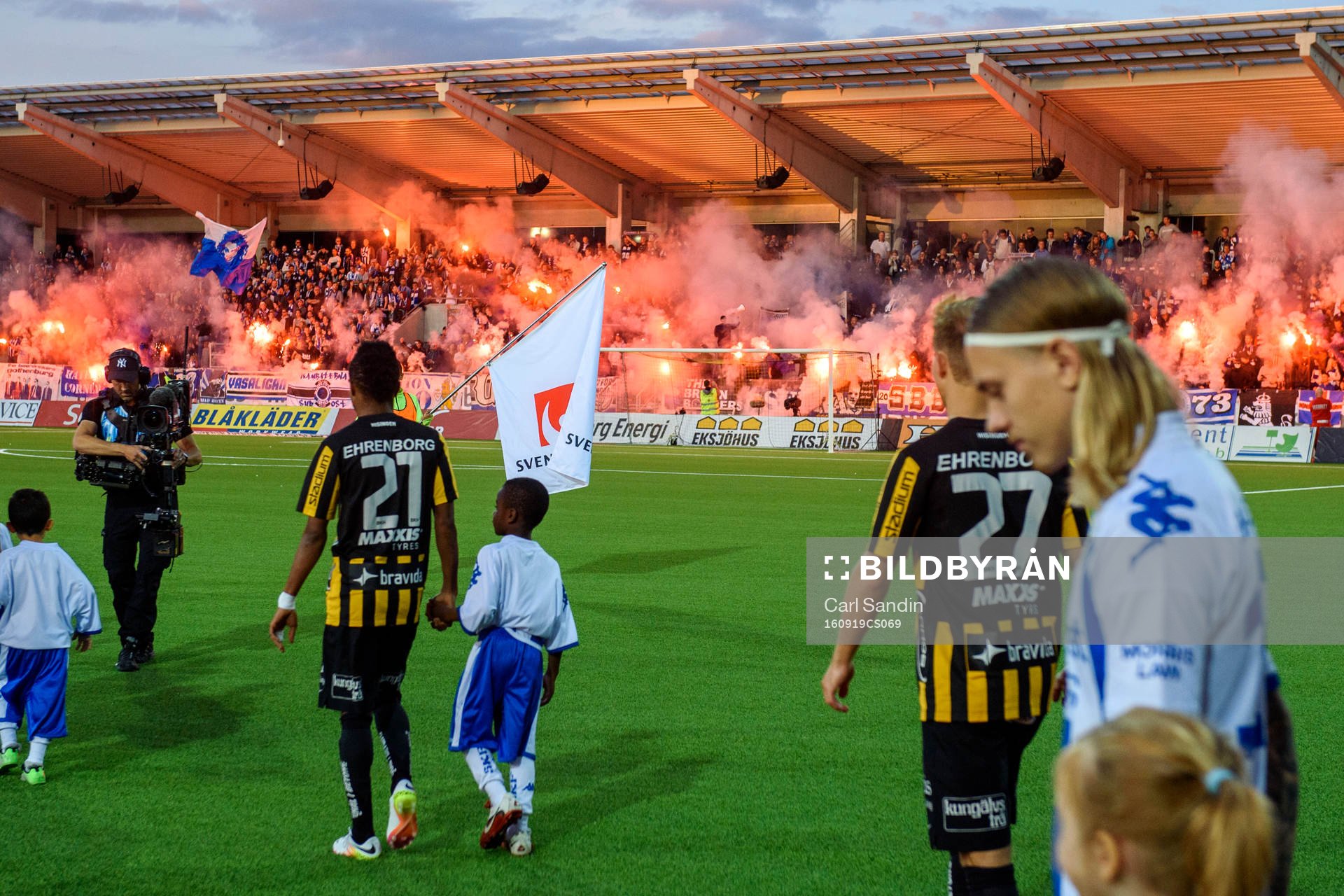 IFK Göteborgs supportrar eldar bengaler vid inmatch innan