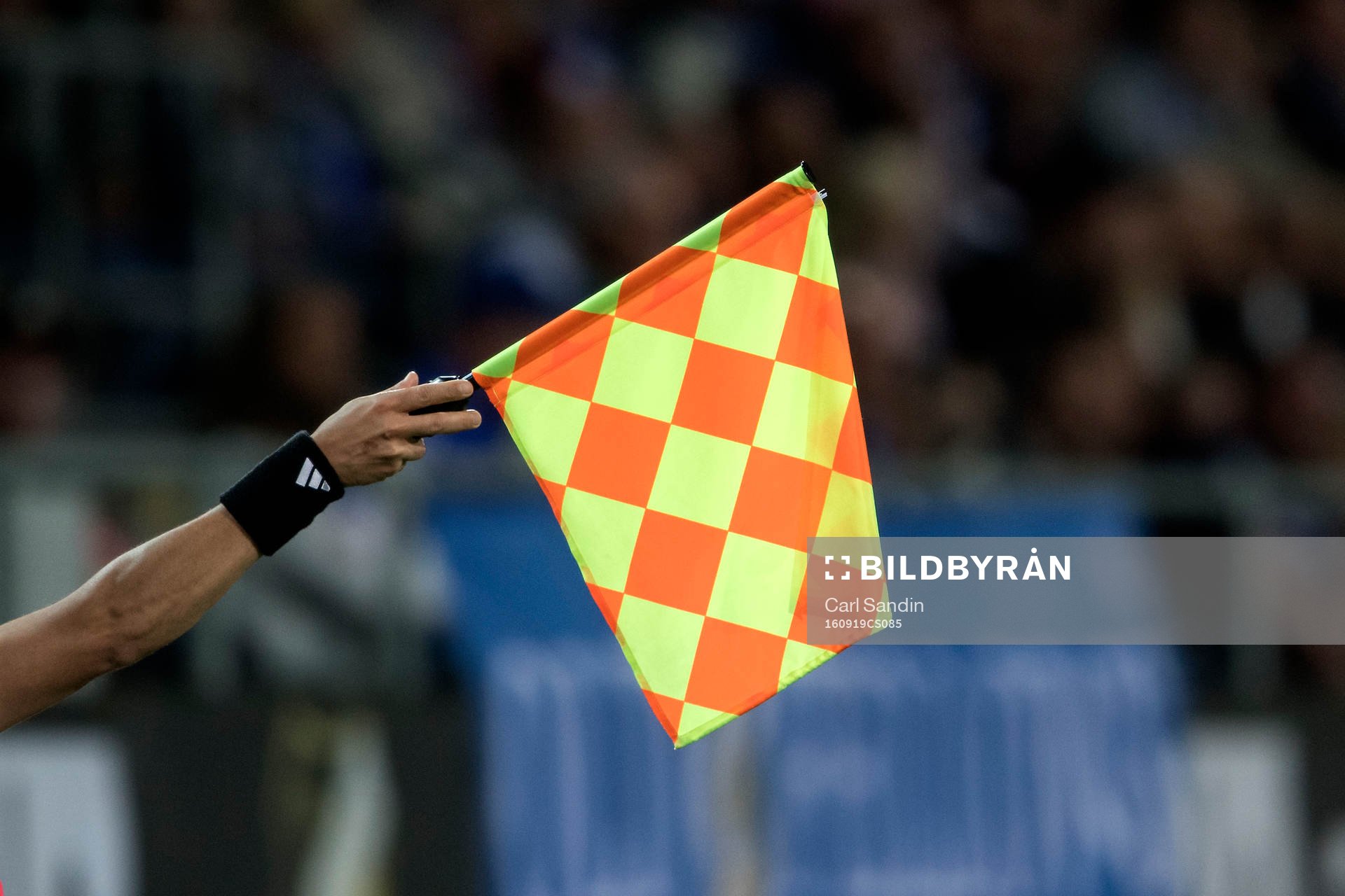 En domare tecknar för offside