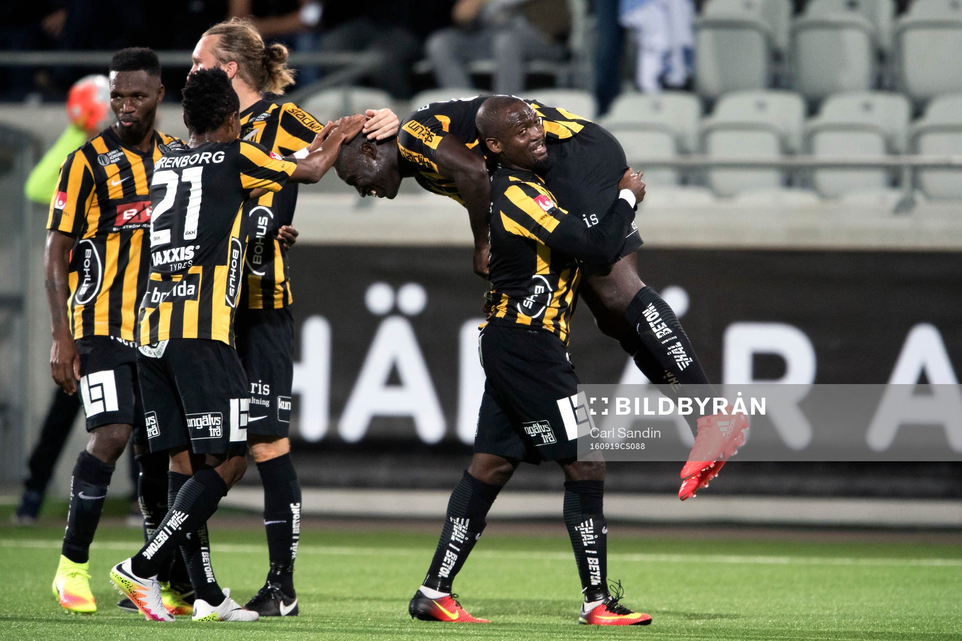 Häckens John Owoeri bär iväg på Alhassan Kamara