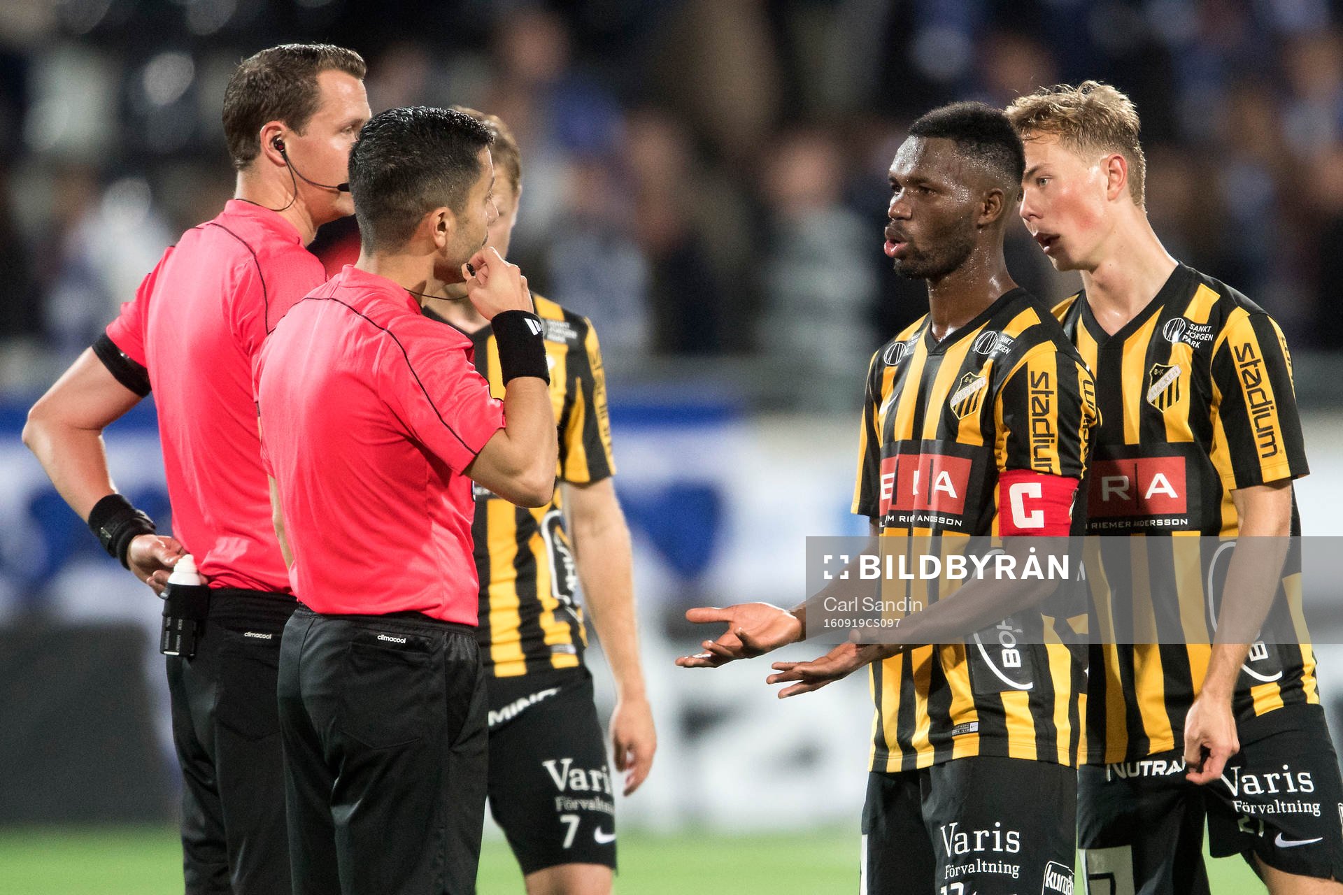 Häckens Mohammed Abubakari och Joel Andersson pratar med