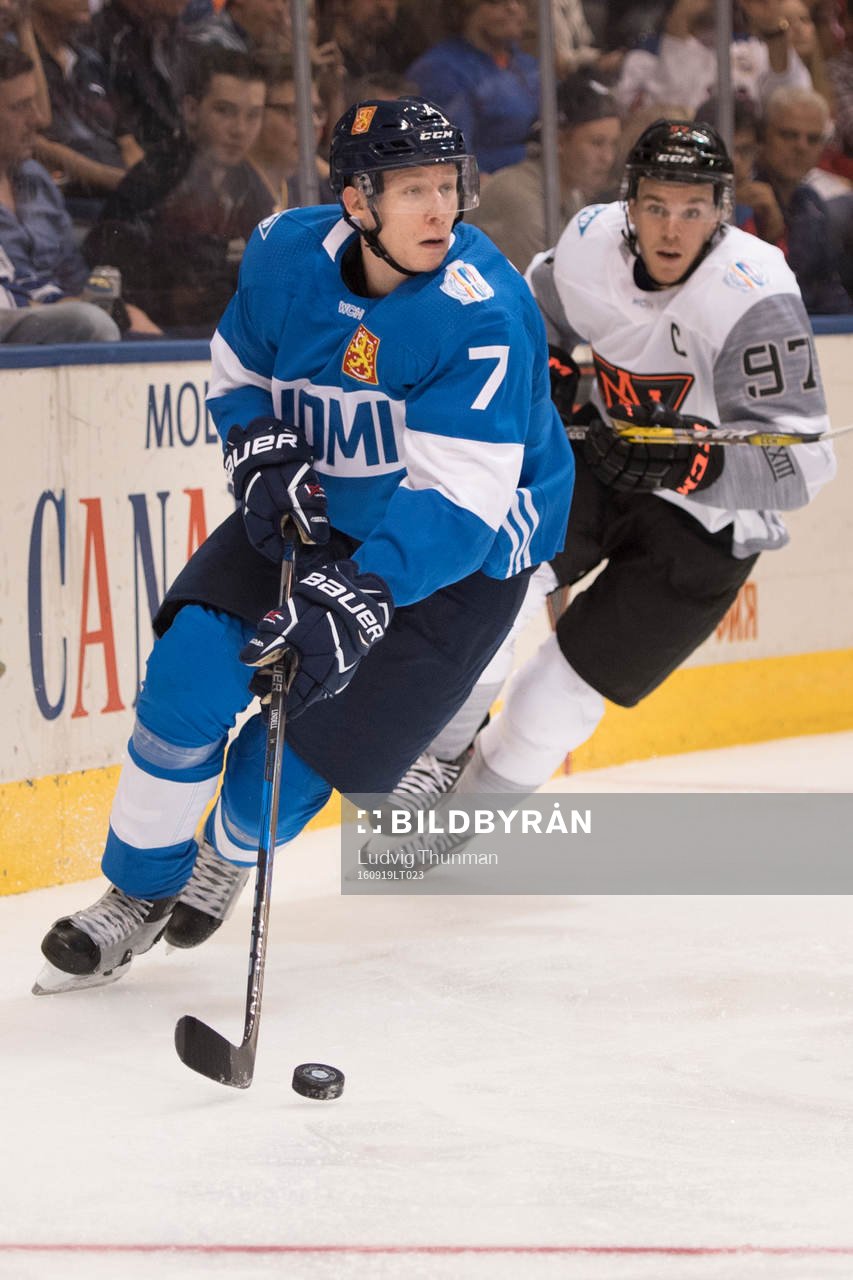 Finlands Esa Lindell jagas av Nordamerikas Connor McDavid