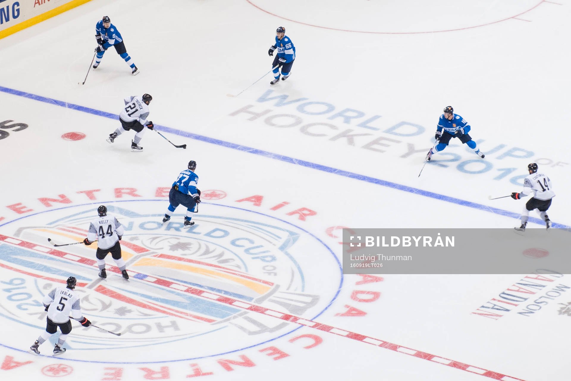 Spel pågår i ishockeymatchen mellan Nordamerika och