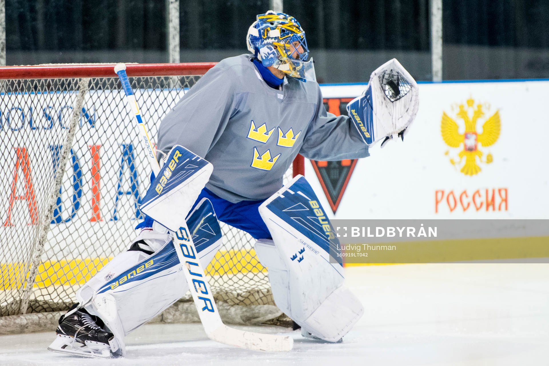 Sveriges målvakt Henrik Lundqvist räddar ett skott