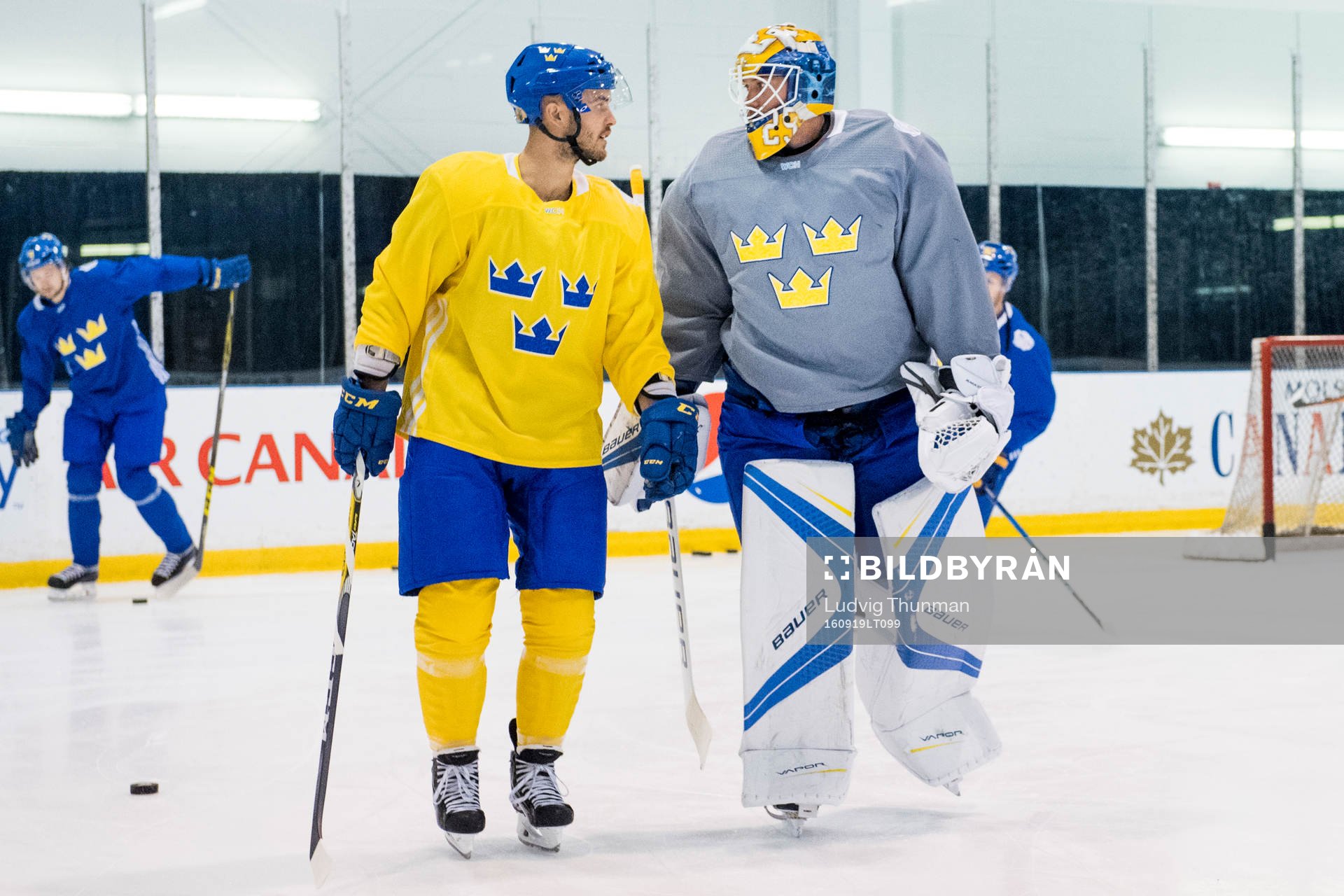 Sveriges Niklas Hjalmarsson och målvakt Jacob Markström