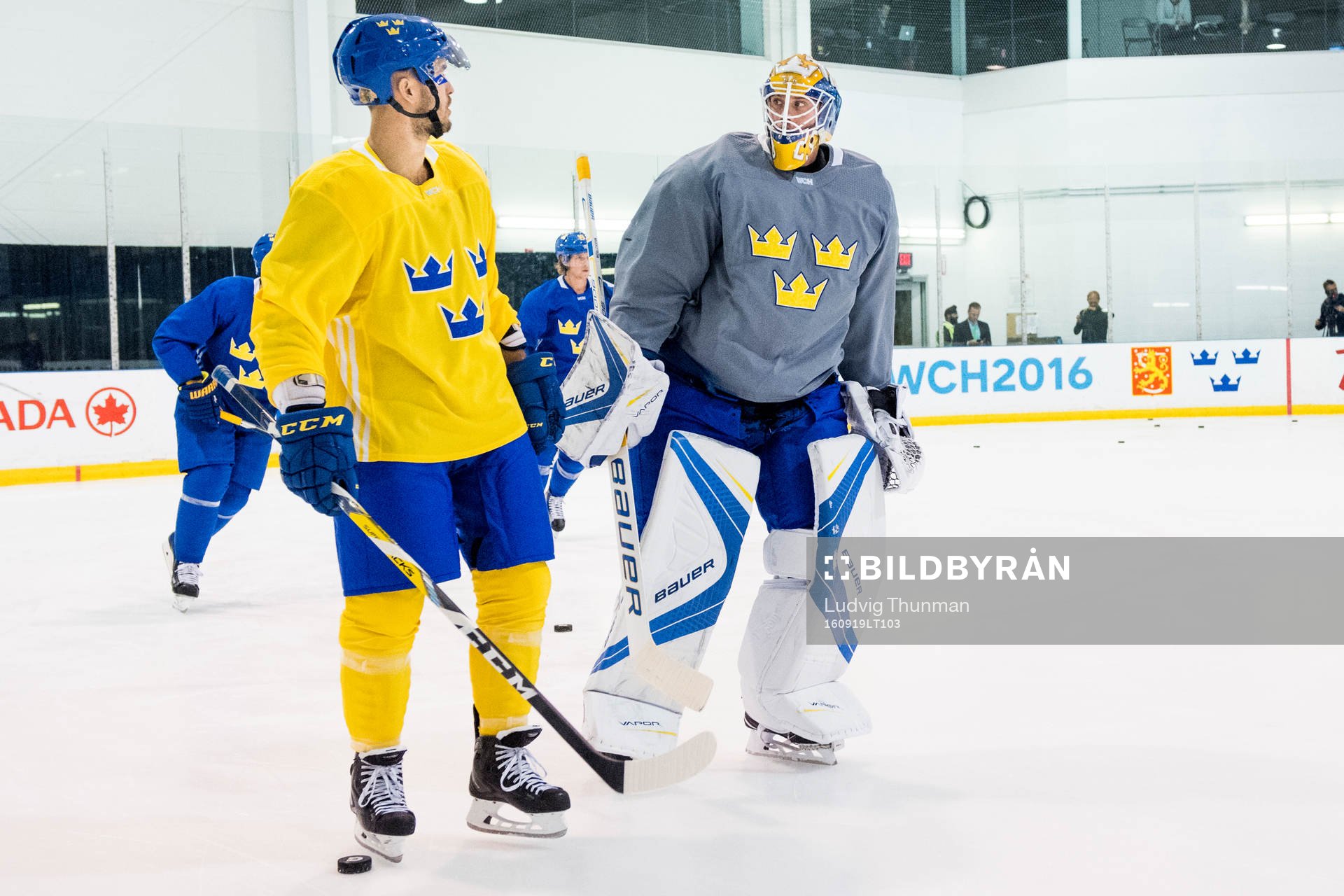 Sveriges Niklas Hjalmarsson och målvakt Jacob Markström