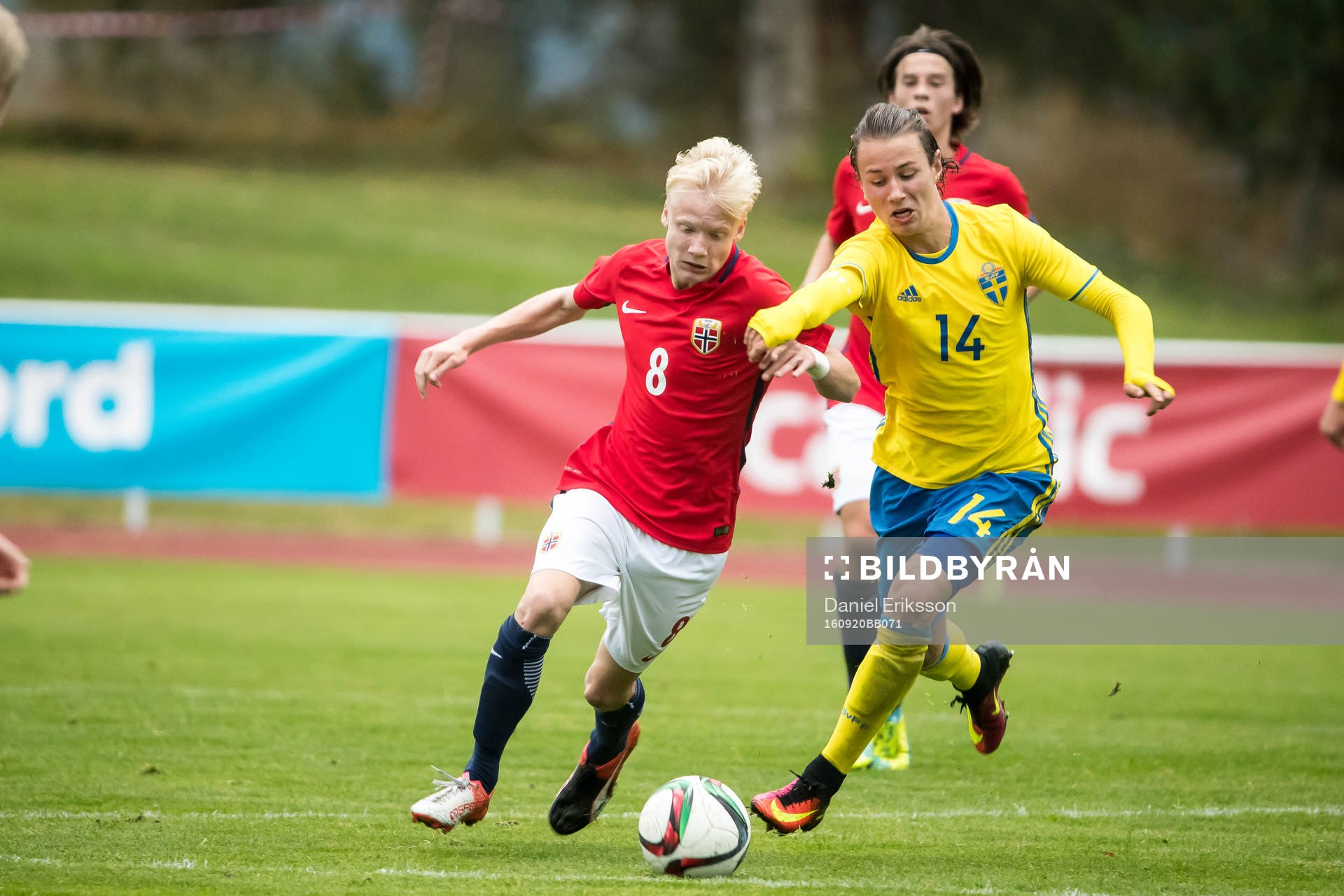 Norges Harald Tangen i kamp om bollen med Sveriges Alex