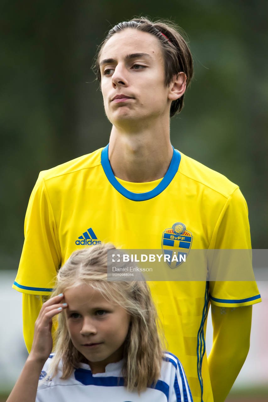 Sveriges Tyler Sernling  i fotbollsmatchen mellan Sverige