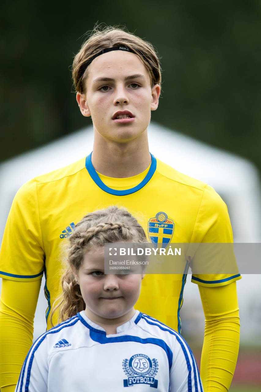 Sveriges Samuel Ohlsson  i fotbollsmatchen mellan Sverige