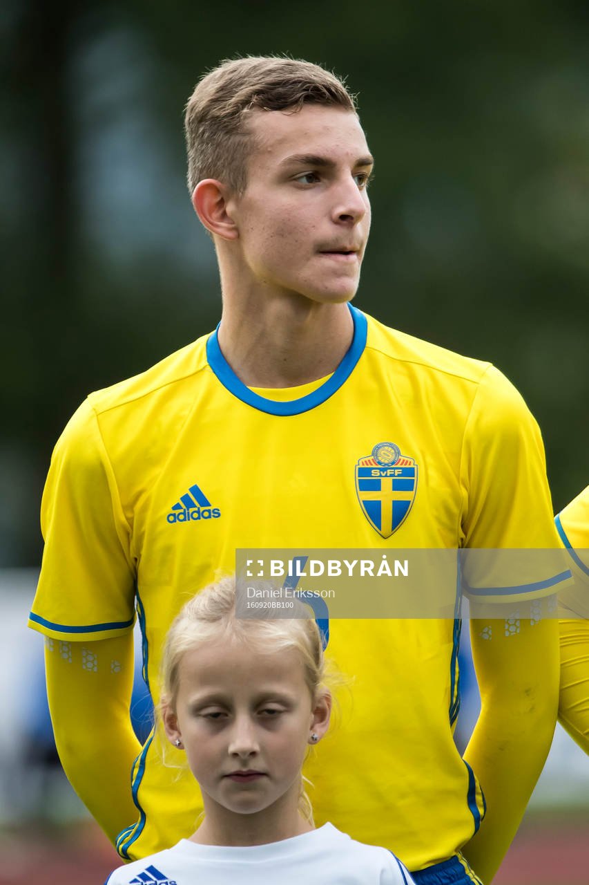 Sveriges Oliver Verona Grönberg   i fotbollsmatchen mellan