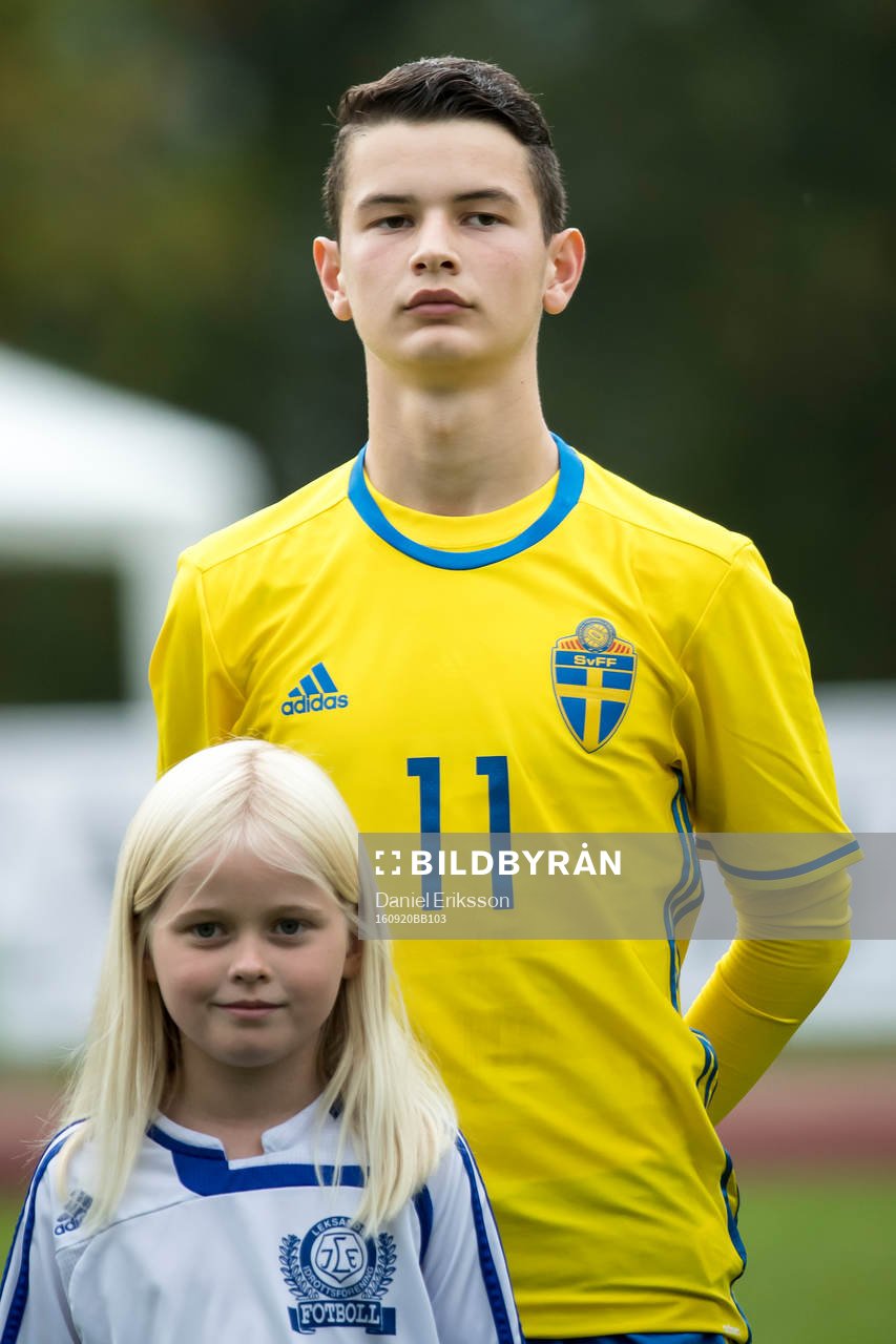 Sveriges Benjamin Hajdari  i fotbollsmatchen mellan Sverige