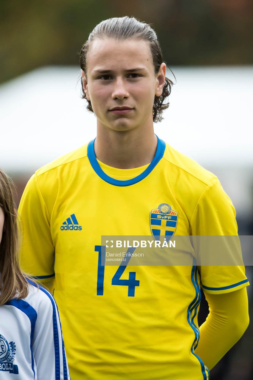 Sveriges Alex Timossi Andersson  i fotbollsmatchen mellan