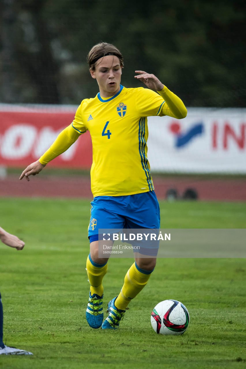 Sveriges  Samuel Ohlsson i fotbollsmatchen mellan Sverige