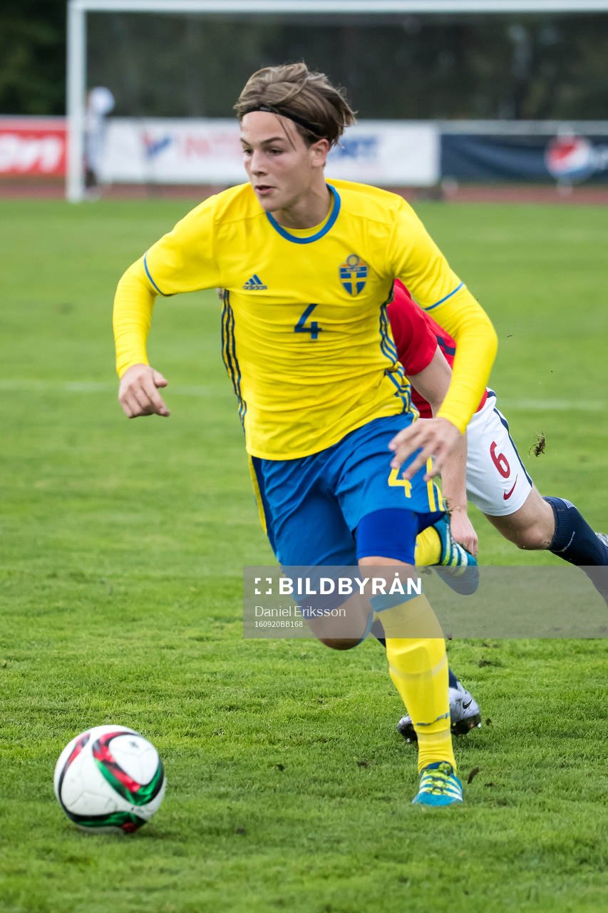 Sveriges  Samuel Ohlsson i fotbollsmatchen mellan Sverige