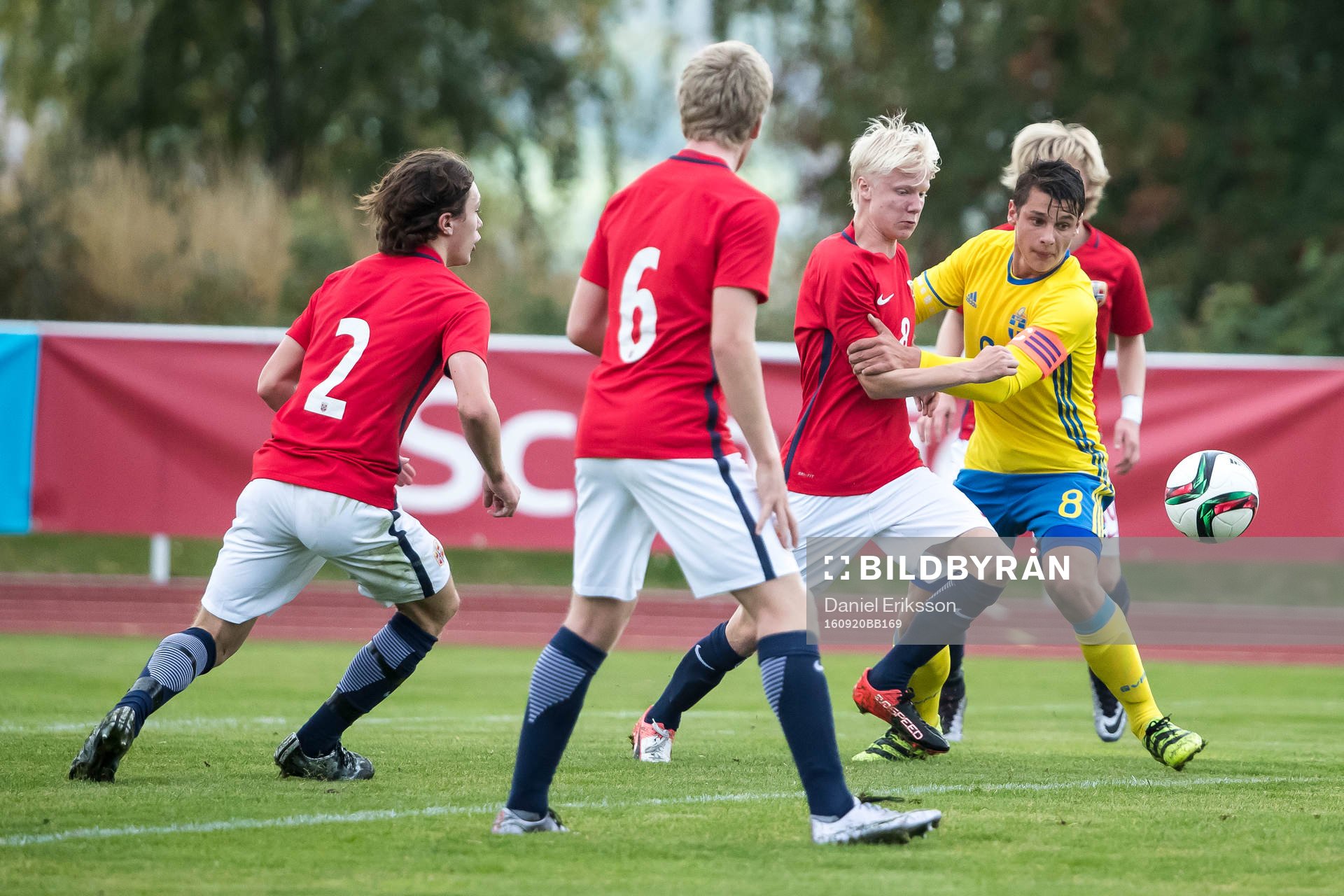 Sveriges Kevin Ackermann i kamp om bollen med Norges Harald