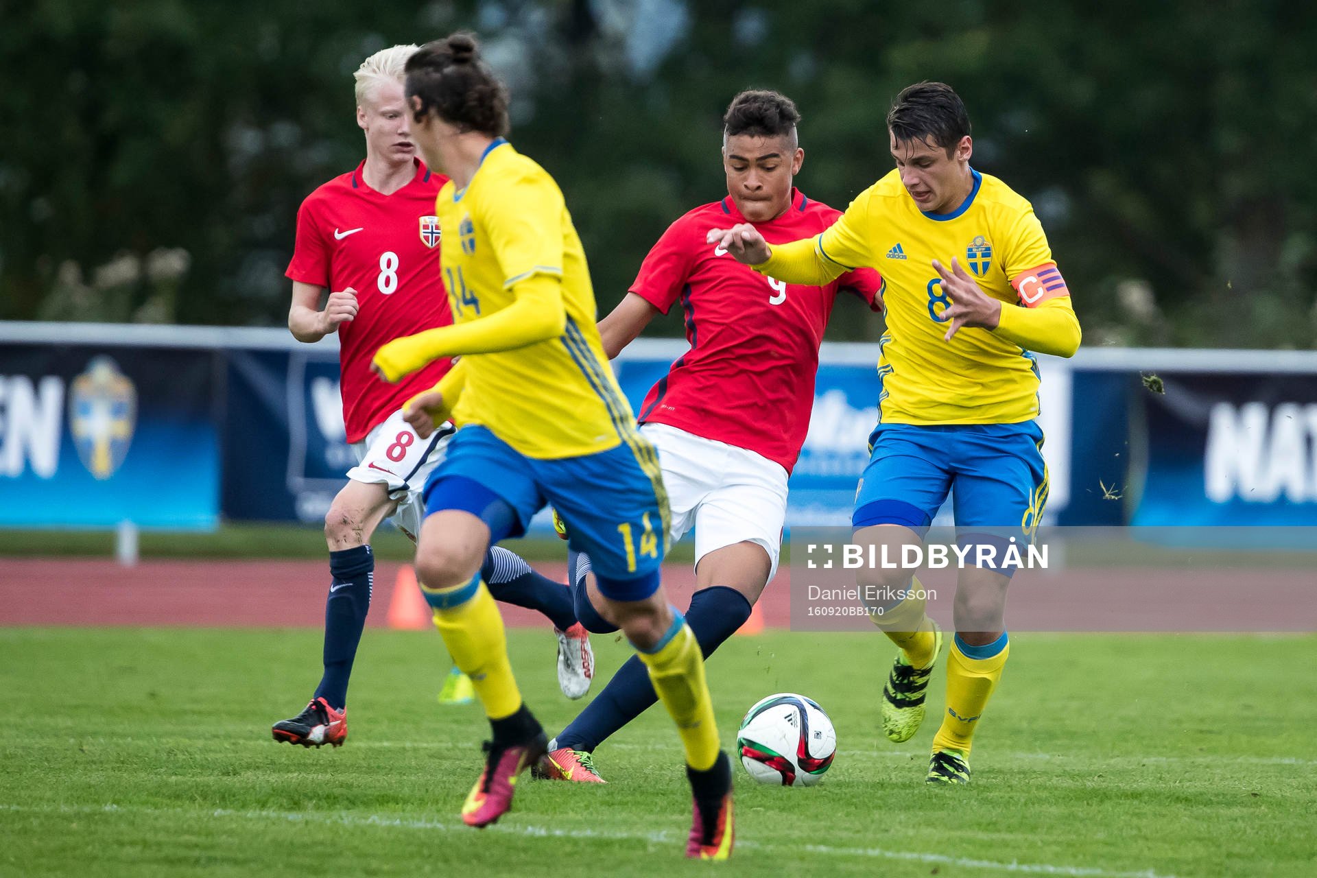 Sveriges Kevin Ackermann i kamp om bollen med Norges Noah
