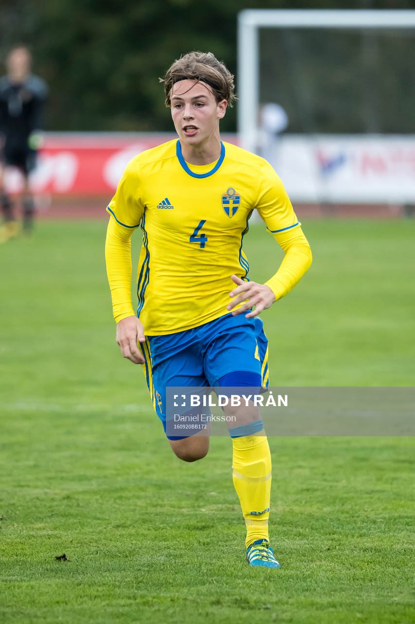 Sveriges  Samuel Ohlsson i fotbollsmatchen mellan Sverige