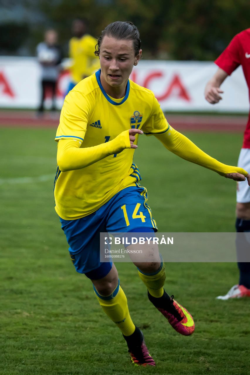 Sveriges Alex Timossi Andersson  i fotbollsmatchen mellan