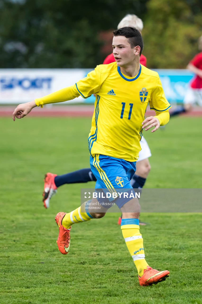Sveriges Benjamin Hajdari  i fotbollsmatchen mellan Sverige