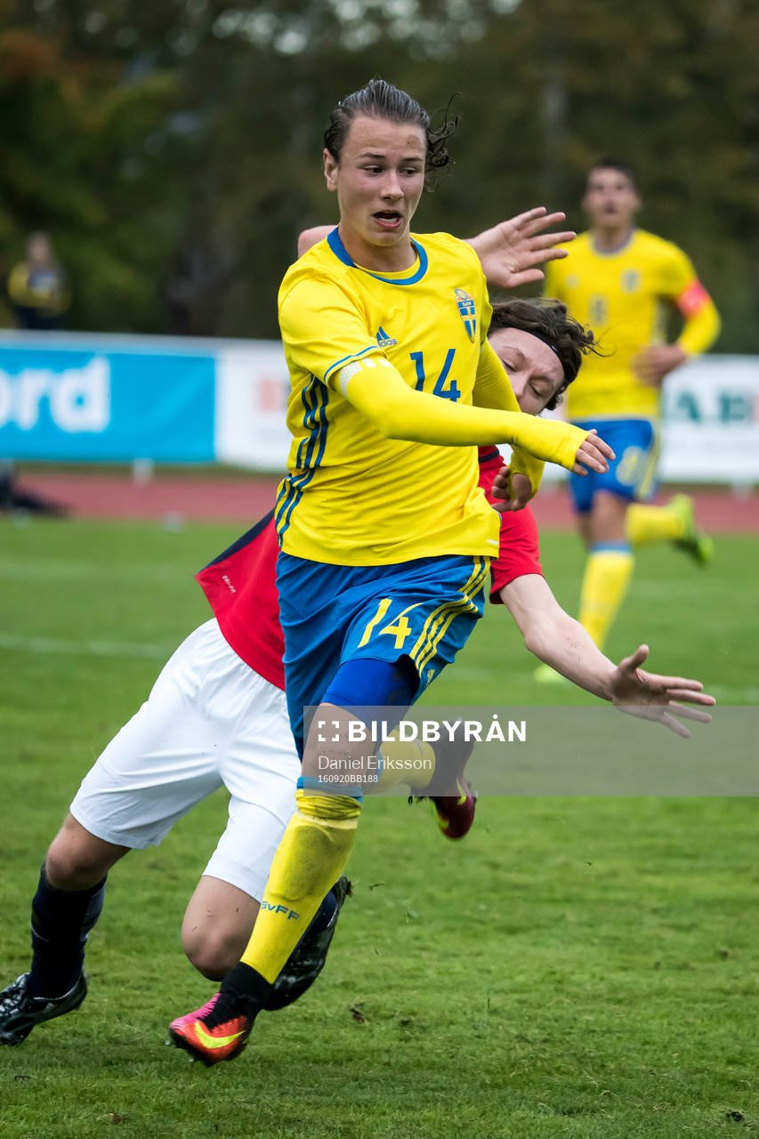 Sveriges Alex Timossi Andersson  i fotbollsmatchen mellan