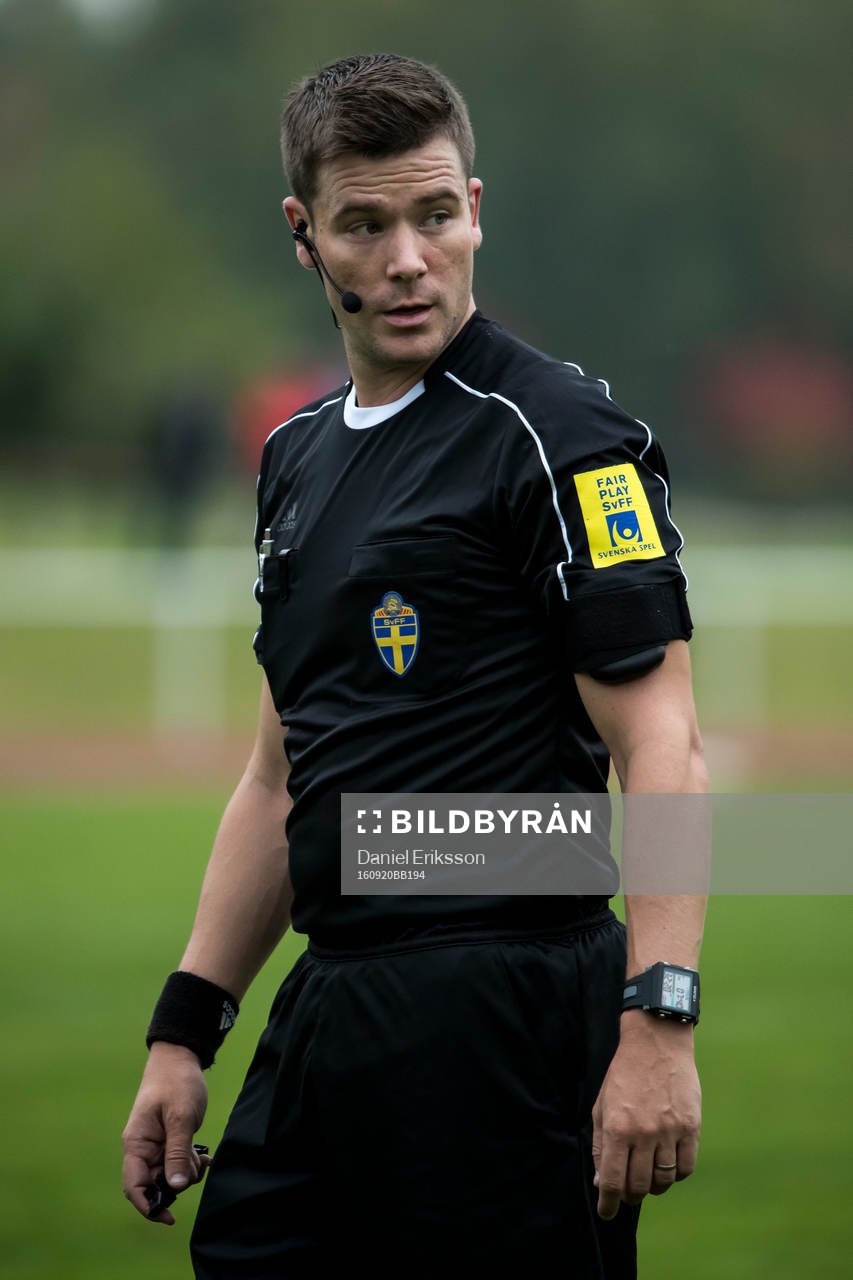 Domare Jesper Ekwall i fotbollsmatchen mellan Sverige och