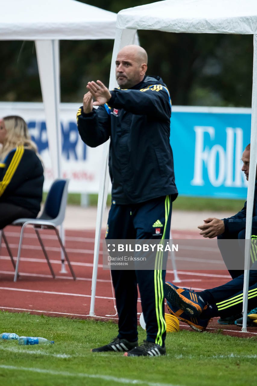Sveriges Magnus Wikman, förbundskapten i fotbollsmatchen