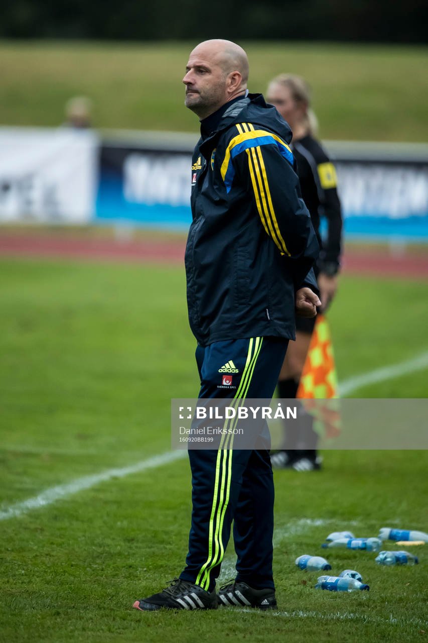 Sveriges Magnus Wikman, förbundskapten i fotbollsmatchen