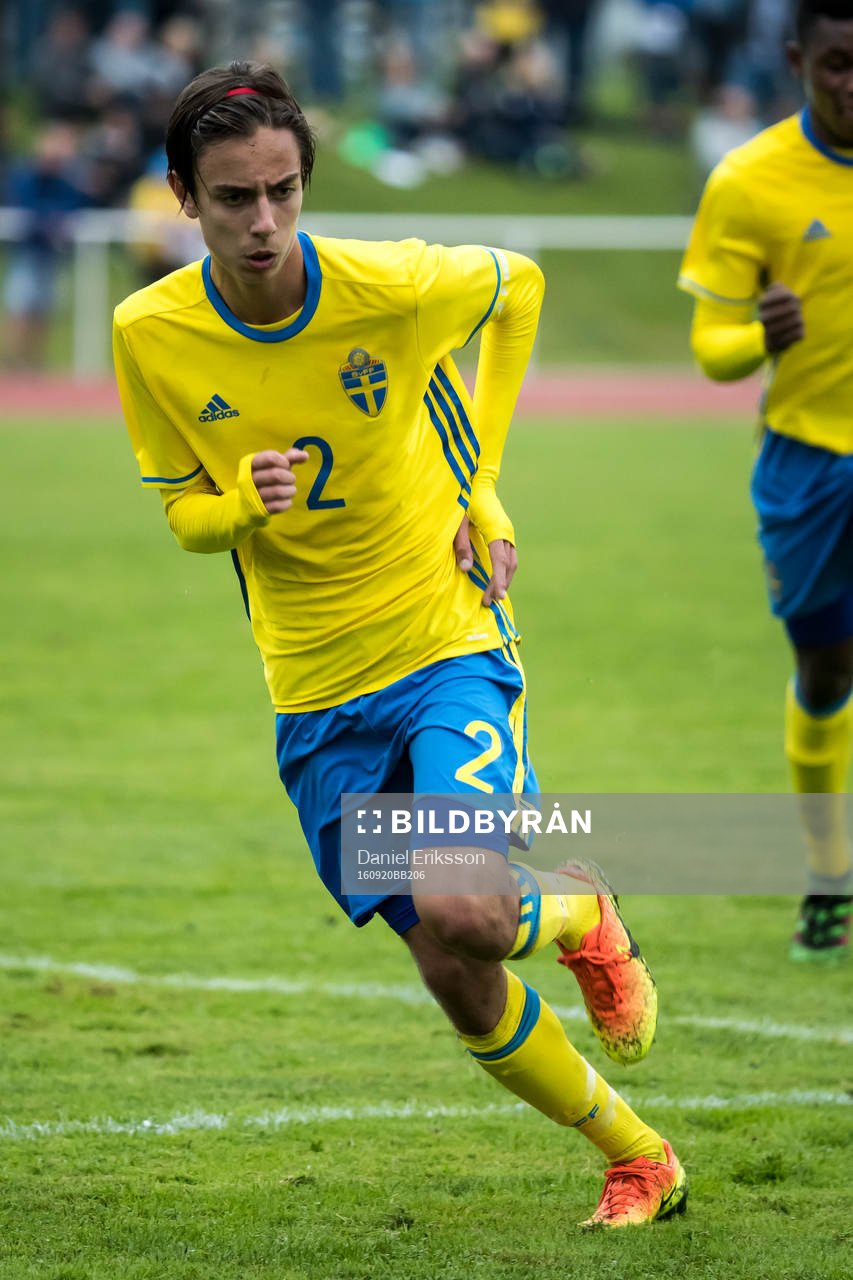 Sveriges Tyler Sernling  i fotbollsmatchen mellan Sverige