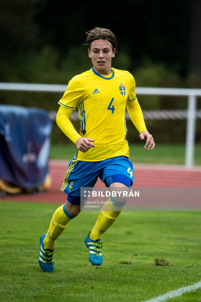 Sveriges Samuel Ohlsson i fotbollsmatchen mellan Sverige