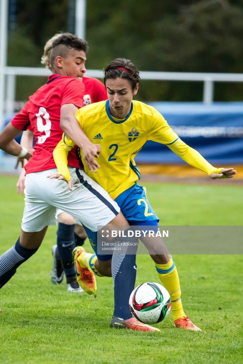 Sveriges Tyler Sernling  i fotbollsmatchen mellan Sverige