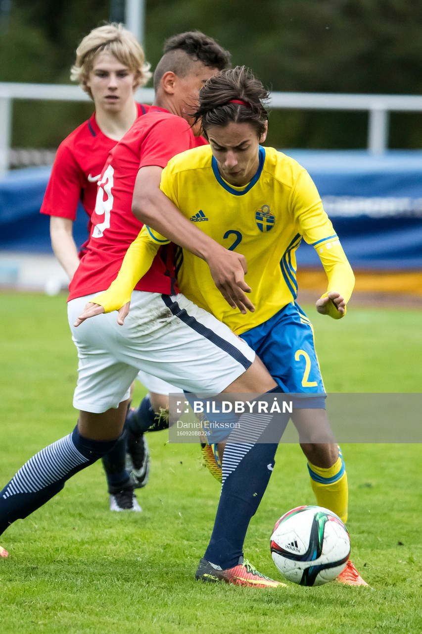 Sveriges Tyler Sernling  i fotbollsmatchen mellan Sverige