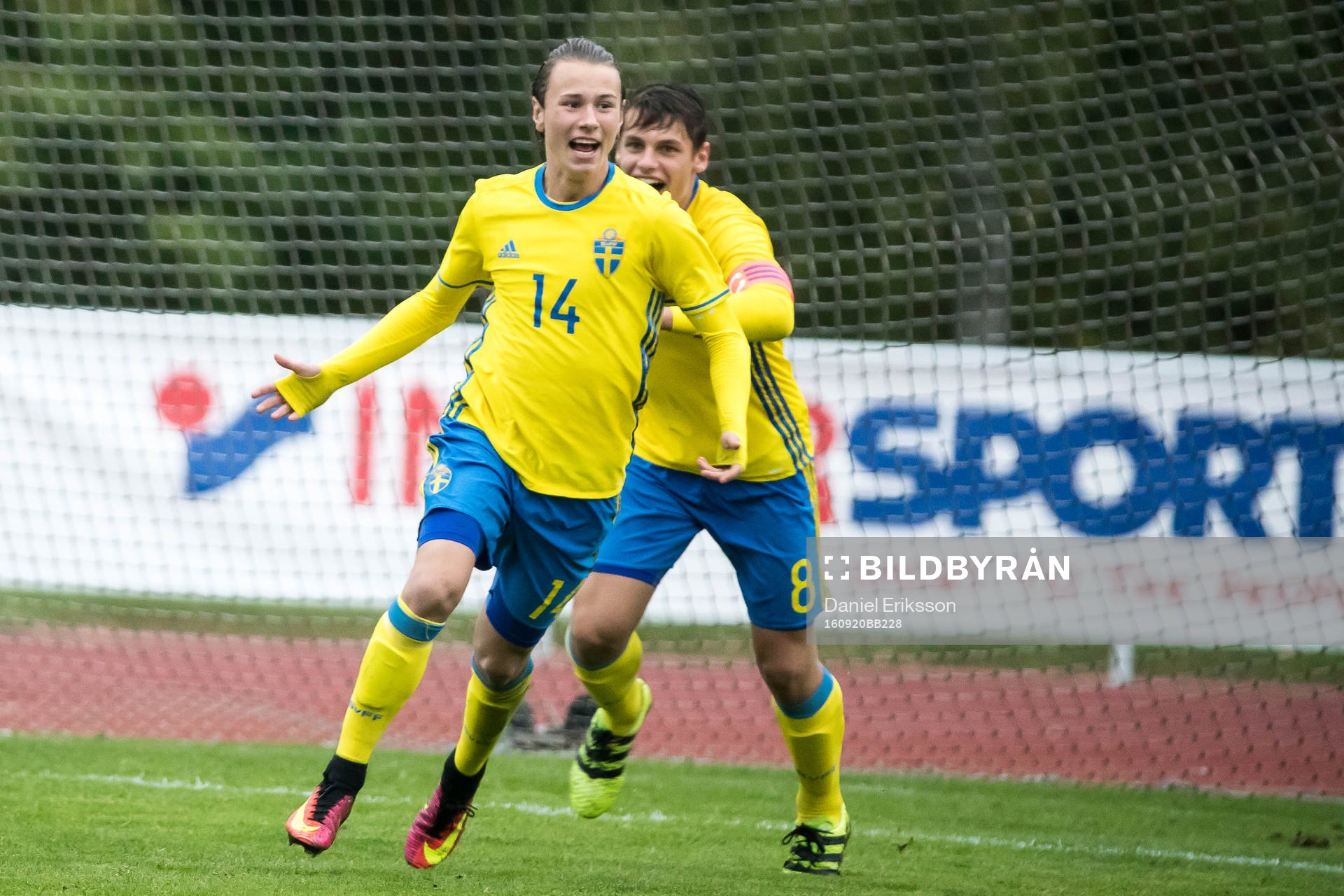 Sveriges Alex Timossi Andersson  jublar i fotbollsmatchen mellan Sverige och Norge P15 den 20 september 2016 i Leksand.