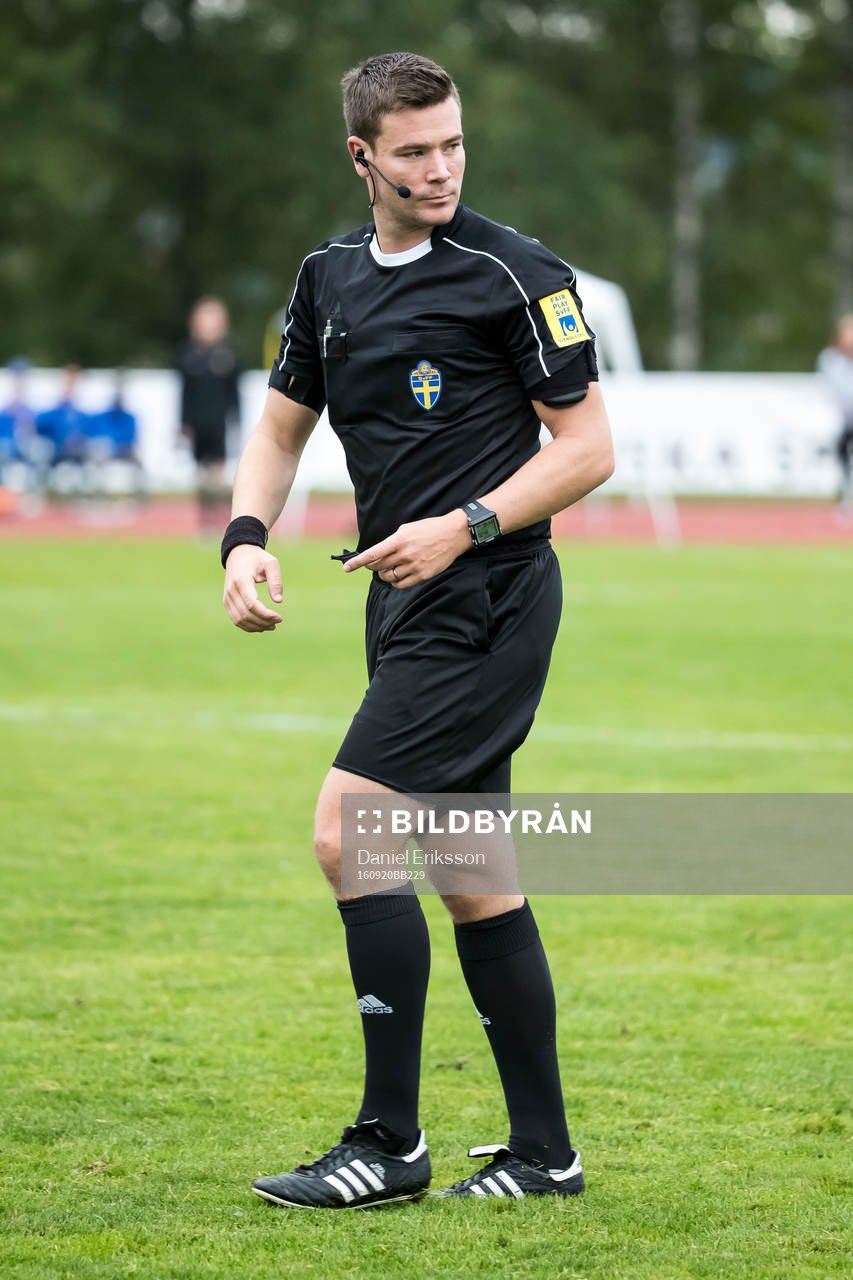 Domare Jesper Ekwall i fotbollsmatchen mellan Sverige och