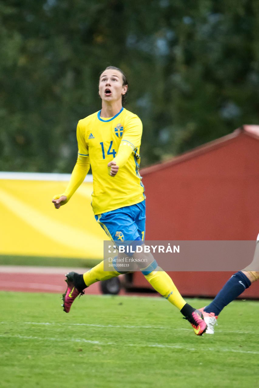 Sveriges Alex Timossi Andersson  i fotbollsmatchen mellan Sverige och Norge P15 den 20 september 2016 i Leksand.