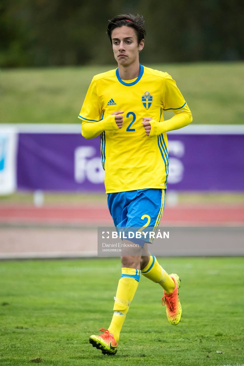 Sveriges Tyler Sernling  i fotbollsmatchen mellan Sverige