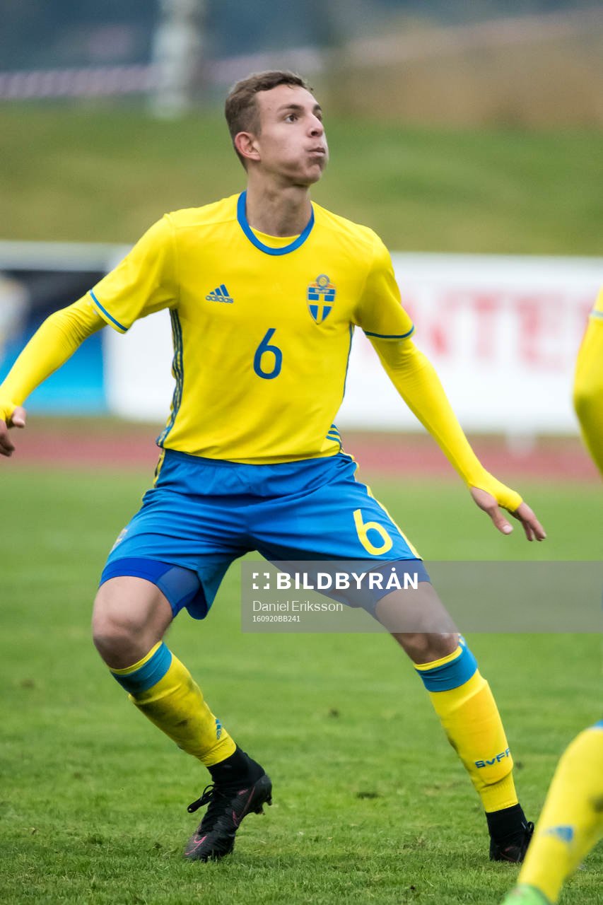 Sveriges Oliver Verona Grönberg  i fotbollsmatchen mellan