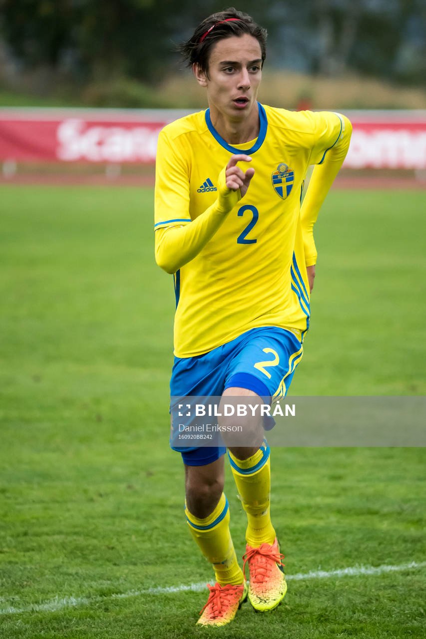 Sveriges Tyler Sernling  i fotbollsmatchen mellan Sverige