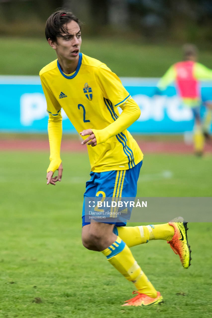 Sveriges Tyler Sernling  i fotbollsmatchen mellan Sverige