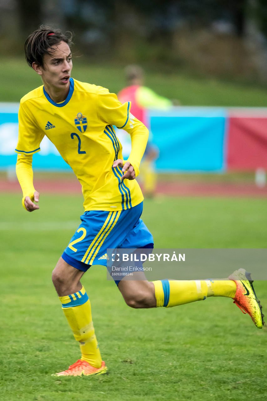 Sveriges Tyler Sernling  i fotbollsmatchen mellan Sverige