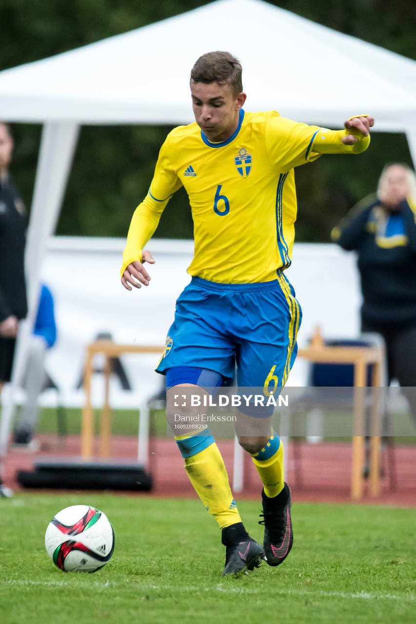 Sveriges Oliver Verona Grönberg  i fotbollsmatchen mellan
