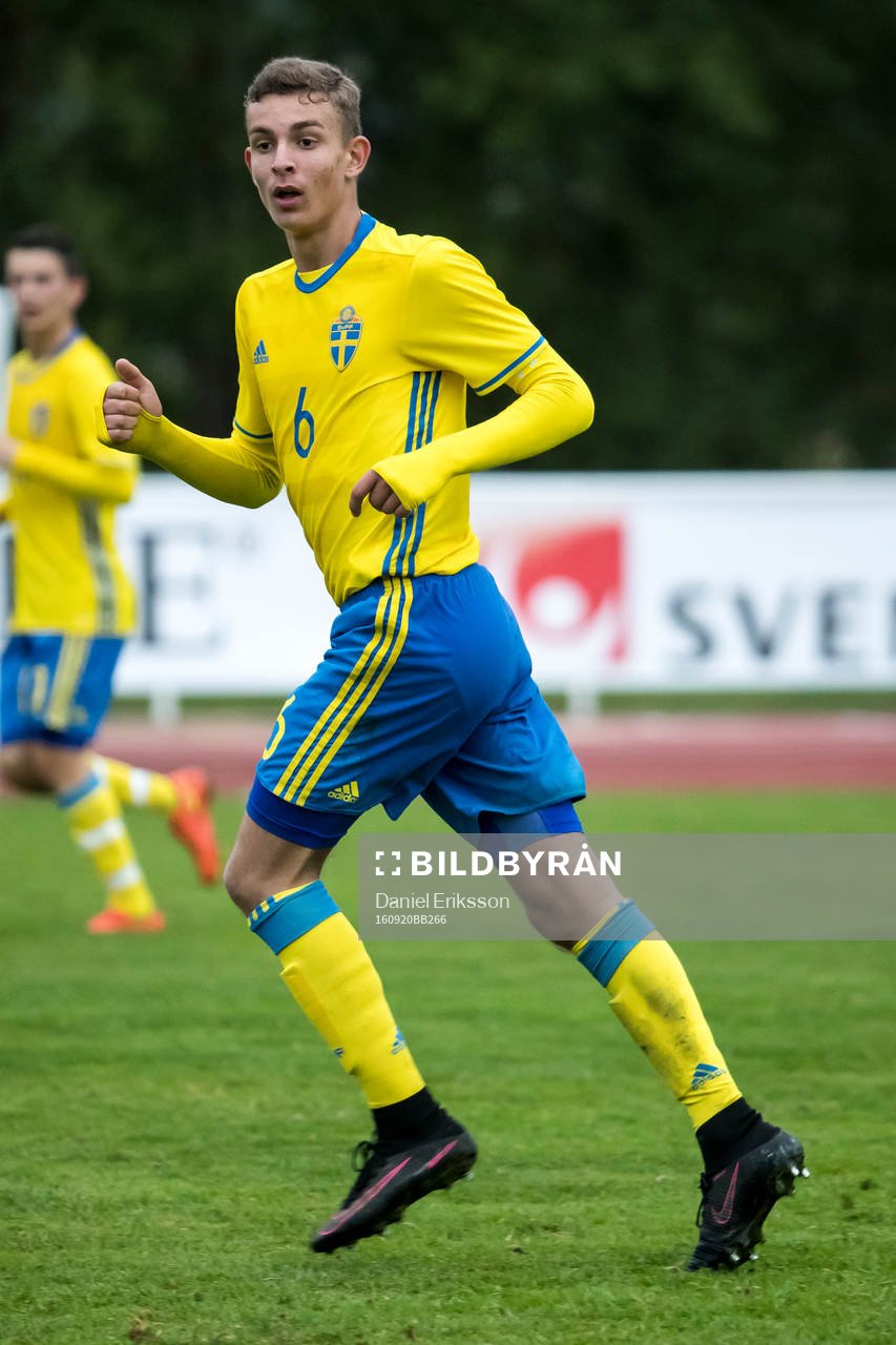 Sveriges Oliver Verona Grönberg  i fotbollsmatchen mellan