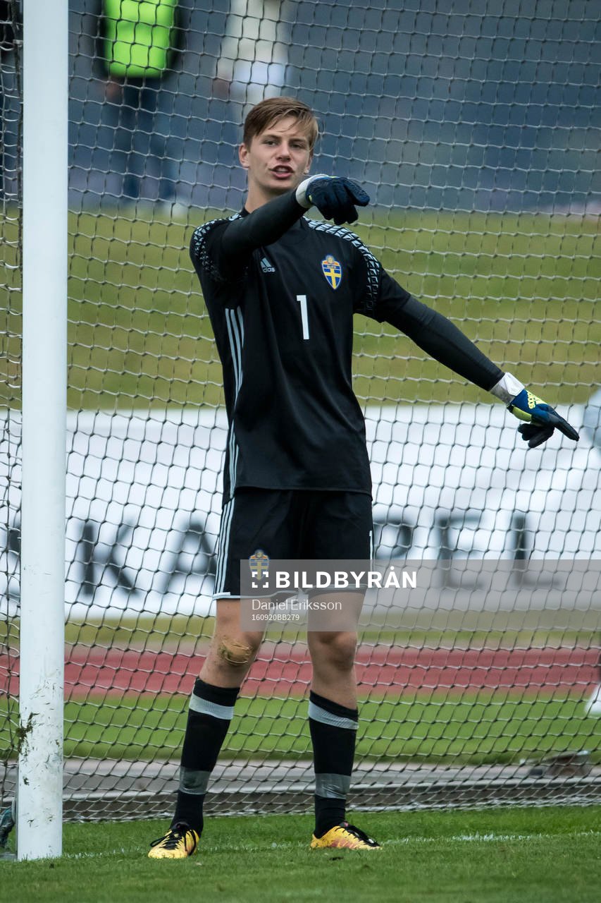 Sveriges Simon Andersson i fotbollsmatchen mellan Sverige